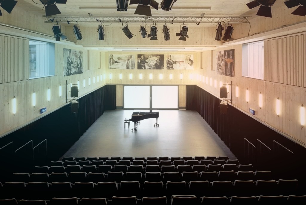 Theaterzaal in Samensterkinwerk-kleuren met zachte aqua en flame gloed
